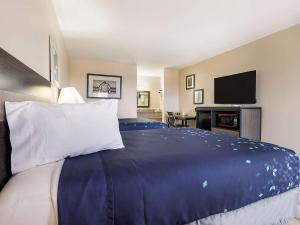 Postel nebo postele na pokoji v ubytování Americas Best Value Inn Refugio