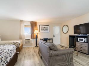 Postel nebo postele na pokoji v ubytování Americas Best Value Inn Refugio