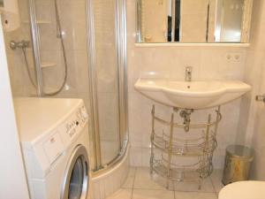 a bathroom with a washing machine and a sink at Ferienwohnung Nr 7, Meersburg, Bodensee in Meersburg +7 photos
