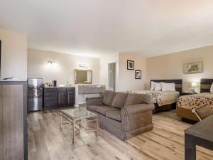 Posezení v ubytování Americas Best Value Inn Refugio