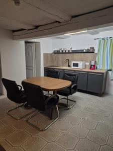 eine Küche mit Tisch und Stühlen in einem Zimmer in der Unterkunft Montage Wohnung zum Walnussbaum Deutschhof in Deutschhof