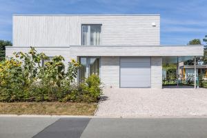 泽德尔海姆Den Eenink的一栋带车库的白色大房子