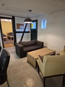 ein Wohnzimmer mit Sofa und Tisch in der Unterkunft Montage Wohnung zum Walnussbaum Deutschhof in Deutschhof