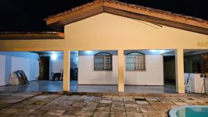 a room with columns and barred windows on a building at 2 CASA próximo as Praias in São Luís +16 photos