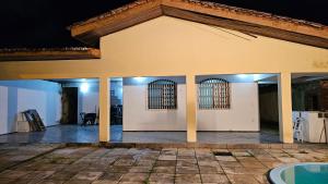 a building with columns and a room with a pool at 2 CASA próximo as Praias in São Luís