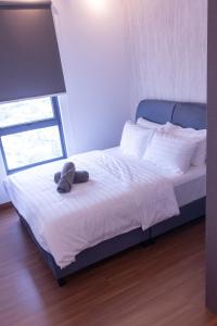 Postel nebo postele na pokoji v ubytování MODERN SUITE SUNSURIA Setia Alam At Shah Alam