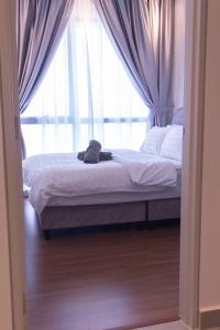 Postel nebo postele na pokoji v ubytování MODERN SUITE SUNSURIA Setia Alam At Shah Alam