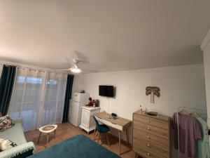 Cette chambre comprend un bureau et un ordinateur. dans l'établissement Studio Ti Karanbol RDC vue mer dans Résidence de Tourisme, à Sainte-Anne