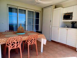 Cuisine ou kitchenette dans l'établissement Studio Ti Karanbol RDC vue mer dans Résidence de Tourisme
