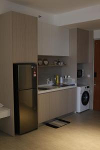 Kuchyň nebo kuchyňský kout v ubytování MODERN SUITE SUNSURIA Setia Alam At Shah Alam