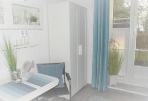 NeuhausにあるApp 134Haus 3のテーブルと椅子と窓のある部屋