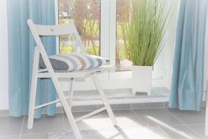 NeuhausにあるApp 134Haus 3の白い椅子