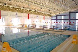 a large swimming pool with a large swimming pool at Dardanos Yerleşkesi Hotel Eğitim ve Dinlenme Tesisi in Hamidiye