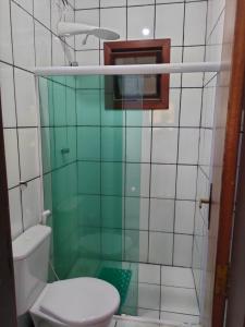 カマサリにあるCasa em condomínio frente Praia Jauá, Bahia Brasilの小さなバスルーム(トイレ、シャワー付)