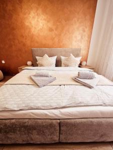a large bed with white sheets and pillows on it at Luxusní apartmán v centru Hradce Králové - Balkon, Wi-Fi, Netflix zdarma in Hradec Králové +26 photos
