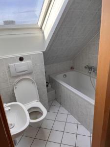a bathroom with a toilet and a sink and a bath tub at NR 4 DG 2 Zimmer für Firmen und Familien in Vellmar