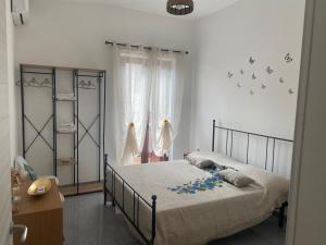 una camera da letto con un letto e una finestra di Gine's Tropea Home a Tropea