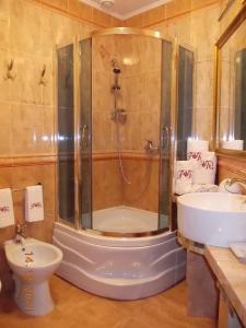 een badkamer met een douche, een toilet en een wastafel bij Rayske Yabloko in Lviv