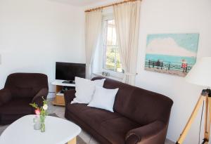 ein Wohnzimmer mit Sofa und Tisch in der Unterkunft Bauernhof Höper-Rauert - Reihenhaus 5 in Neujellingsdorf