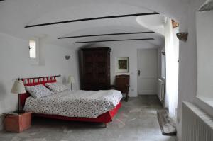 a bedroom with a bed with a red and white comforter at Lago Maggiore - Verbania - Appartamento Piano Terra - La Casaccia in Verbania