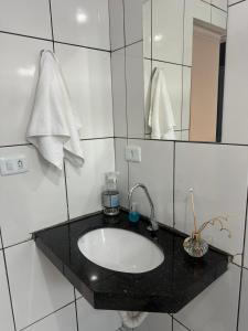Koupelna v ubytování Casa com dois quartos e piscina em mineiros