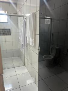 Koupelna v ubytování Casa com dois quartos e piscina em mineiros