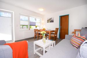 ein Wohnzimmer mit Sofa und Tisch in der Unterkunft Haus Marienfeld Bungalow "Marcel" in Grömitz