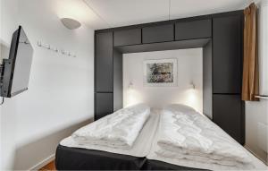 Postel nebo postele na pokoji v ubytování Lejl, 207 St,