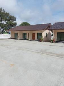 un parking vide devant une maison dans l'établissement Mirinda Beach Resort, à Ban Bo Daeng