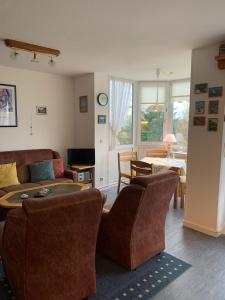 una sala de estar con un sofá y una mesa en FeWo Seeschloss Nr 5, en Dahme