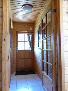 哈瑟尔费尔德Ferienhaus Nr 23, Typ A, Ferienanlage Blauvogel, Hasselfelde, Harz的房屋内带木门的走廊