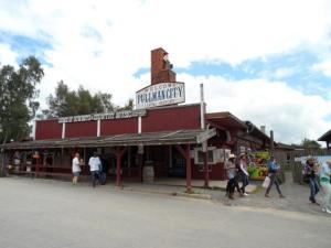 un groupe de personnes marchant devant un bâtiment dans l'établissement Ferienhaus Nr 24, Typ A, Ferienanlage Blauvogel, Hasselfelde, Harz, à Hasselfelde 5 autres photos