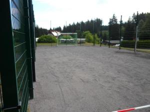un parking vide avec un but de football dans l'établissement Ferienhaus Nr 24, Typ A, Ferienanlage Blauvogel, Hasselfelde, Harz, à Hasselfelde