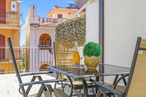 Balkón alebo terasa v ubytovaní Terrace under Taormina just a few minutes walk to the free beach and downtown!