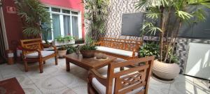 a patio with a table and chairs and potted plants at Refúgio Moderno Próx Metrô, 25 de Março and Expo Apt 24 in Sao Paulo