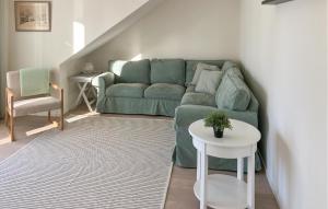 ベステルビークにあるNice Home In Västervik With Lake Viewの緑のソファとテーブルのあるリビングルーム