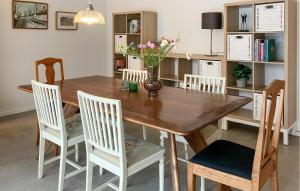 Nice Home In Västervik With Lake Viewにあるキッチンまたは簡易キッチン