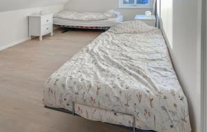 Nice Home In Västervik With Lake Viewにあるベッド