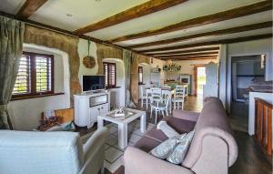 Televízia a/alebo spoločenská miestnosť v ubytovaní 2 Bedroom Cozy Home In Lovran