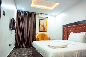 Postel nebo postele na pokoji v ubytování Radiant Hotel & Suites + 5 fotografií