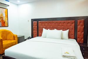 Postel nebo postele na pokoji v ubytování Radiant Hotel & Suites