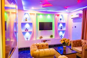 TV a/nebo společenská místnost v ubytování Radiant Hotel & Suites