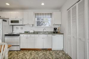 מטבח או מטבחון ב-Assateague Overlook - Water views w/ public dock!