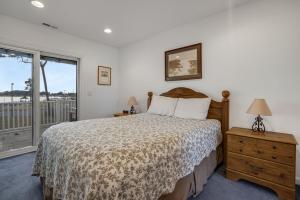 מיטה או מיטות בחדר ב-Assateague Overlook - Water views w/ public dock!