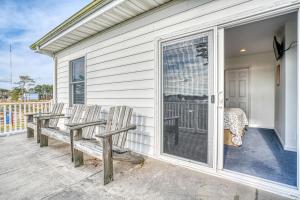 מרפסת או טרסה ב-Assateague Overlook - Water views w/ public dock!