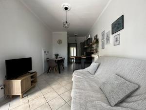 um quarto com uma cama e uma sala de estar com uma mesa em Iris Apartment Nafpaktos em Lepanto
