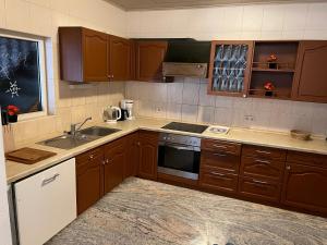 Kuchyň nebo kuchyňský kout v ubytování Ferienappartements Dolgesheim 4