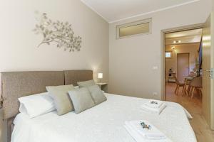 Posteľ alebo postele v izbe v ubytovaní Terrace under Taormina just a few minutes walk to the free beach and downtown!