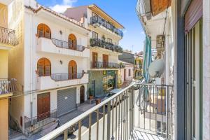 Balkón alebo terasa v ubytovaní Terrace under Taormina just a few minutes walk to the free beach and downtown!