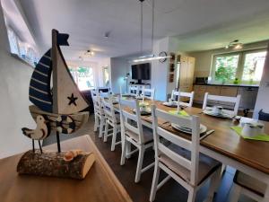 a dining room and kitchen with a table and chairs at Ferienhaus in der Schleife 2 in Rendsburg in Rendsburg